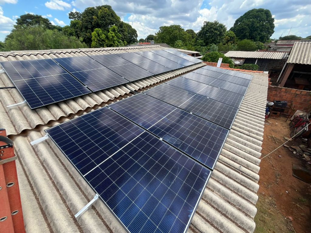 Instalação de painéis solares em telhado fibrocimento - Dourados MS