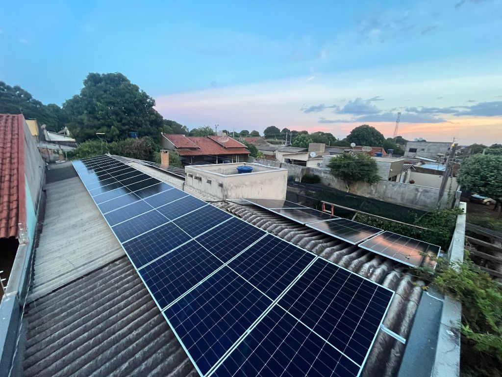 Grande instalação solar ao pôr do sol - Dourados MS